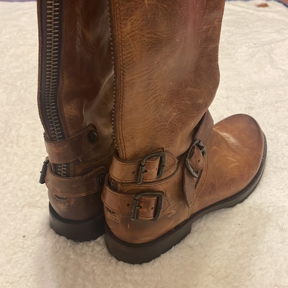 NEW Frye Veronica Back Zip Boots, Distressed Antique Cognac. Size 8 - Picture 7 of 9